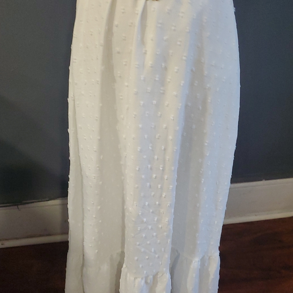 Elegant White Sleeveless Dress - Picture 8 of 15